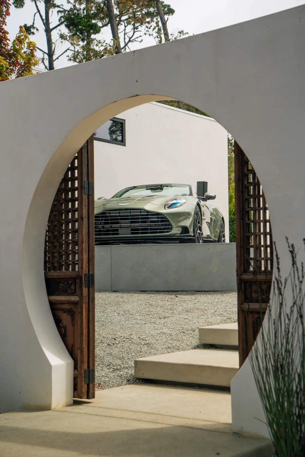 The Moon Gate, Aston Martin Vanquish Volante