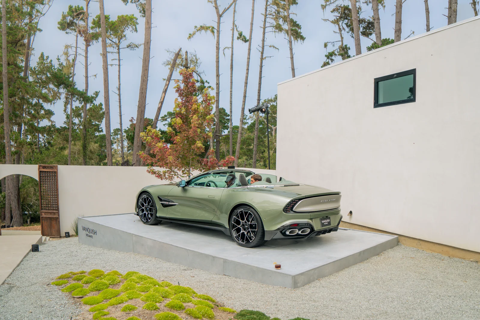 Vanquish in the Courtyard, Aston Martin Vanquish Volante