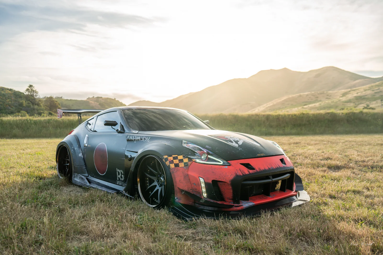 Hills at Golden Hour, Fighter Nissan 370Z