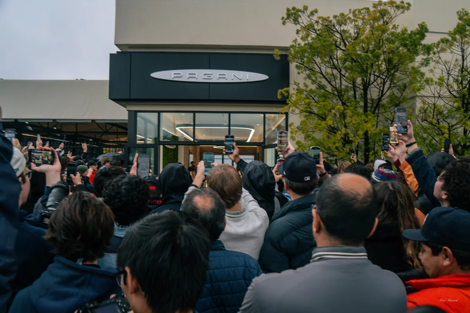 The Crowd Arrives, Pagani Utopia unveiling